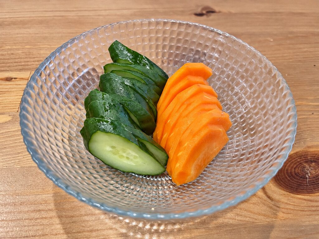 ガラスの器に盛った、きゅうりとにんじんのぬか漬け