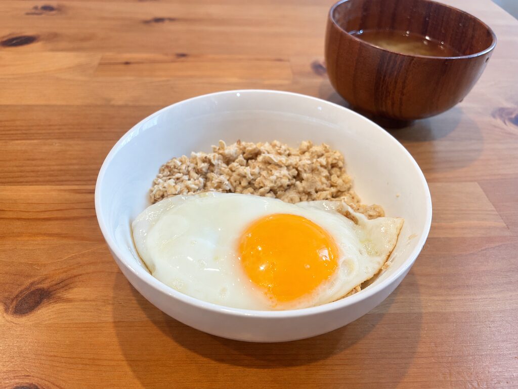 米化したオートミールに目玉焼きをのせた、いつもの食事